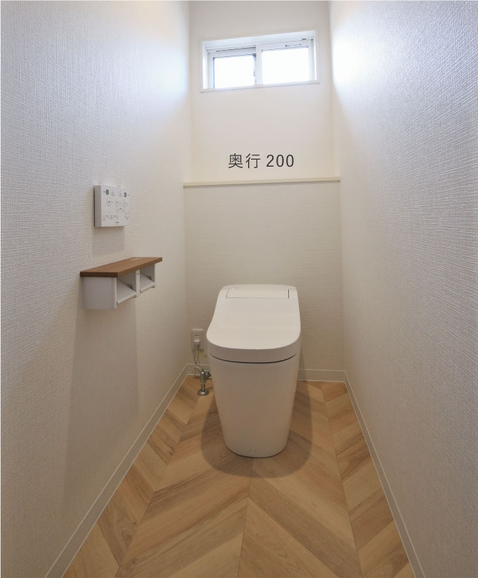 ヘリンボーン柄の床のトイレ