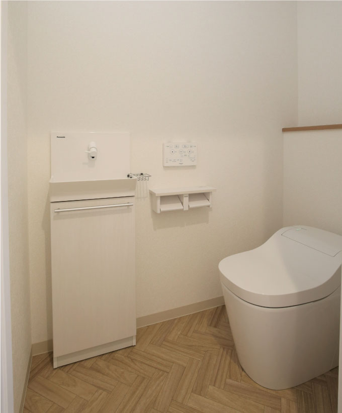 ヘリンボーンの床のシンプルなトイレ