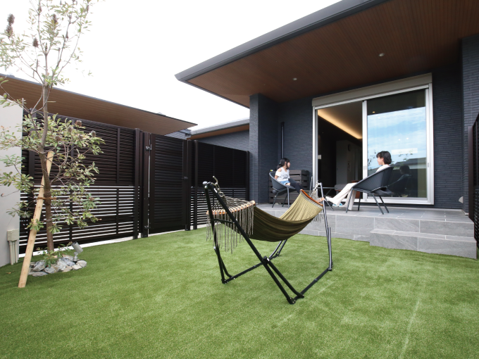 深い軒とタイルデッキのある庭