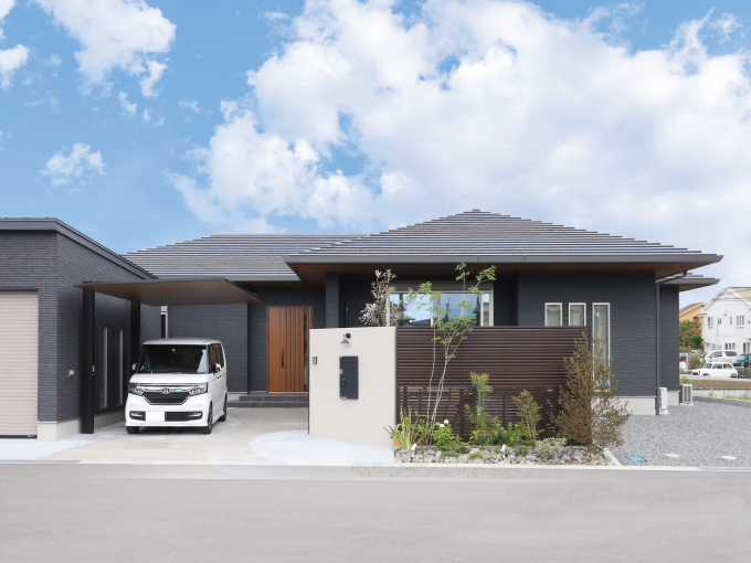 ガレージ付きの平屋外観